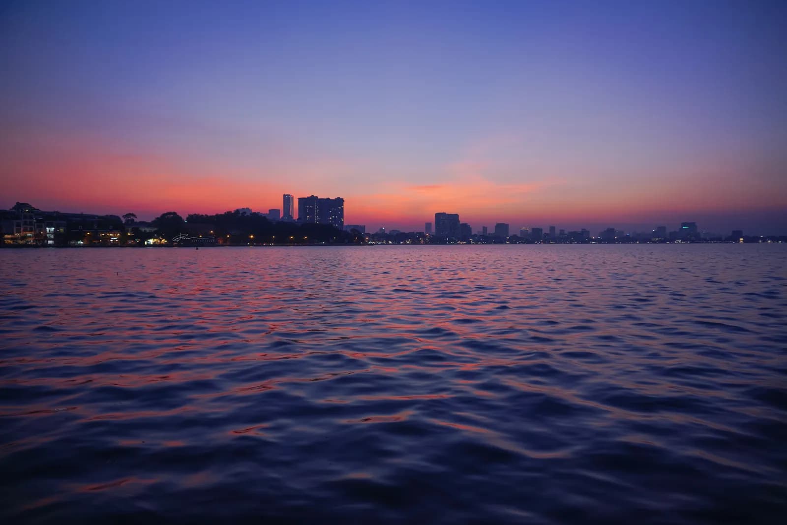 Hoàng hôn rực rỡ trên Hồ Tây
